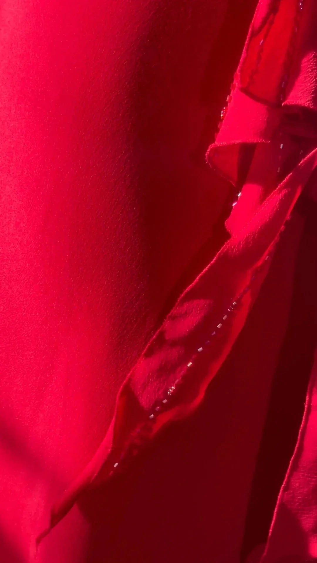Wearing a red dress with thin camisoles and deep V-diamond chain pleats, the dinner party will showcase 'high-end sexiness' by YiHuiw