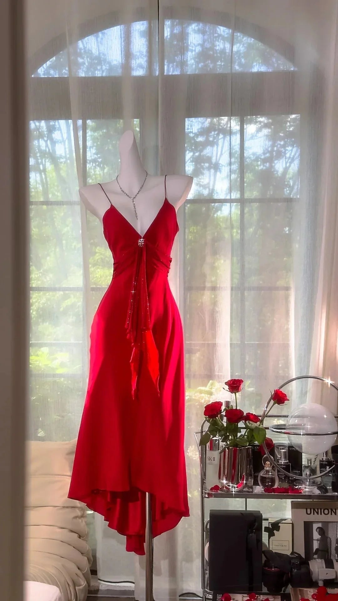 Wearing a red dress with thin camisoles and deep V-diamond chain pleats, the dinner party will showcase 'high-end sexiness' by YiHuiw