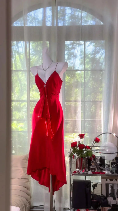 Wearing a red dress with thin camisoles and deep V-diamond chain pleats, the dinner party will showcase 'high-end sexiness' by YiHuiw