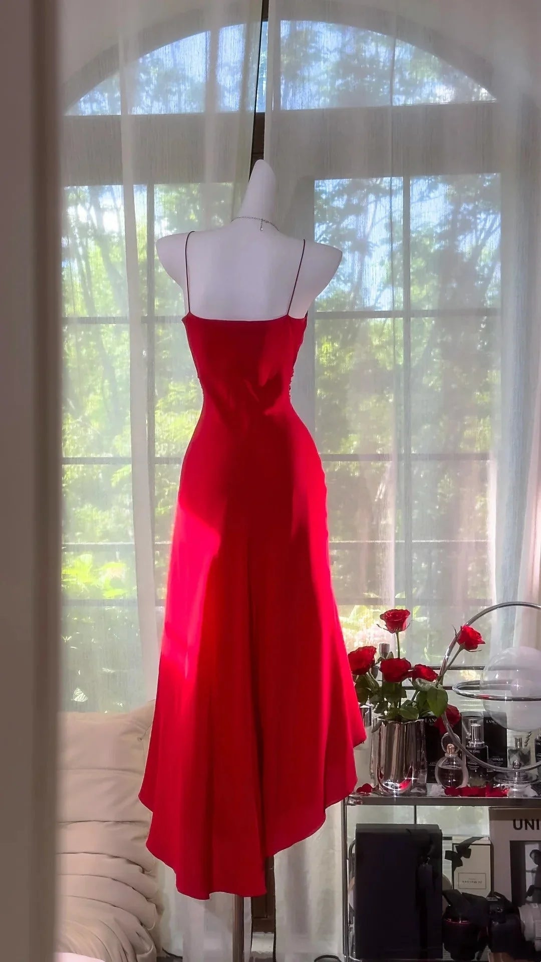 Wearing a red dress with thin camisoles and deep V-diamond chain pleats, the dinner party will showcase 'high-end sexiness' by YiHuiw