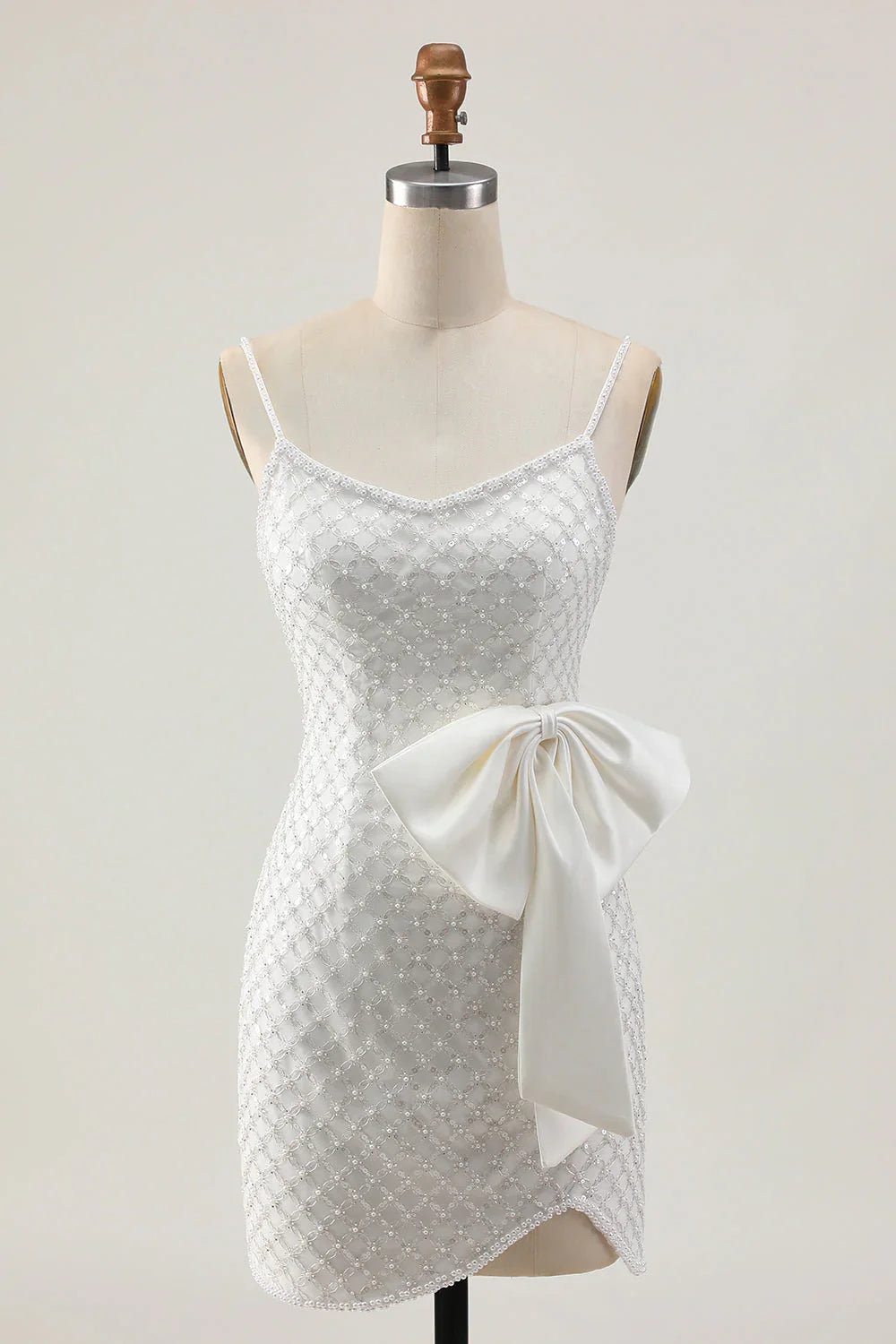 Vestido blanco ajustado de tirantes finos con perlas, lentejuelas, lazo y estilo de fiesta