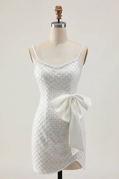 Vestido blanco ajustado de tirantes finos con perlas, lentejuelas, lazo y estilo de fiesta