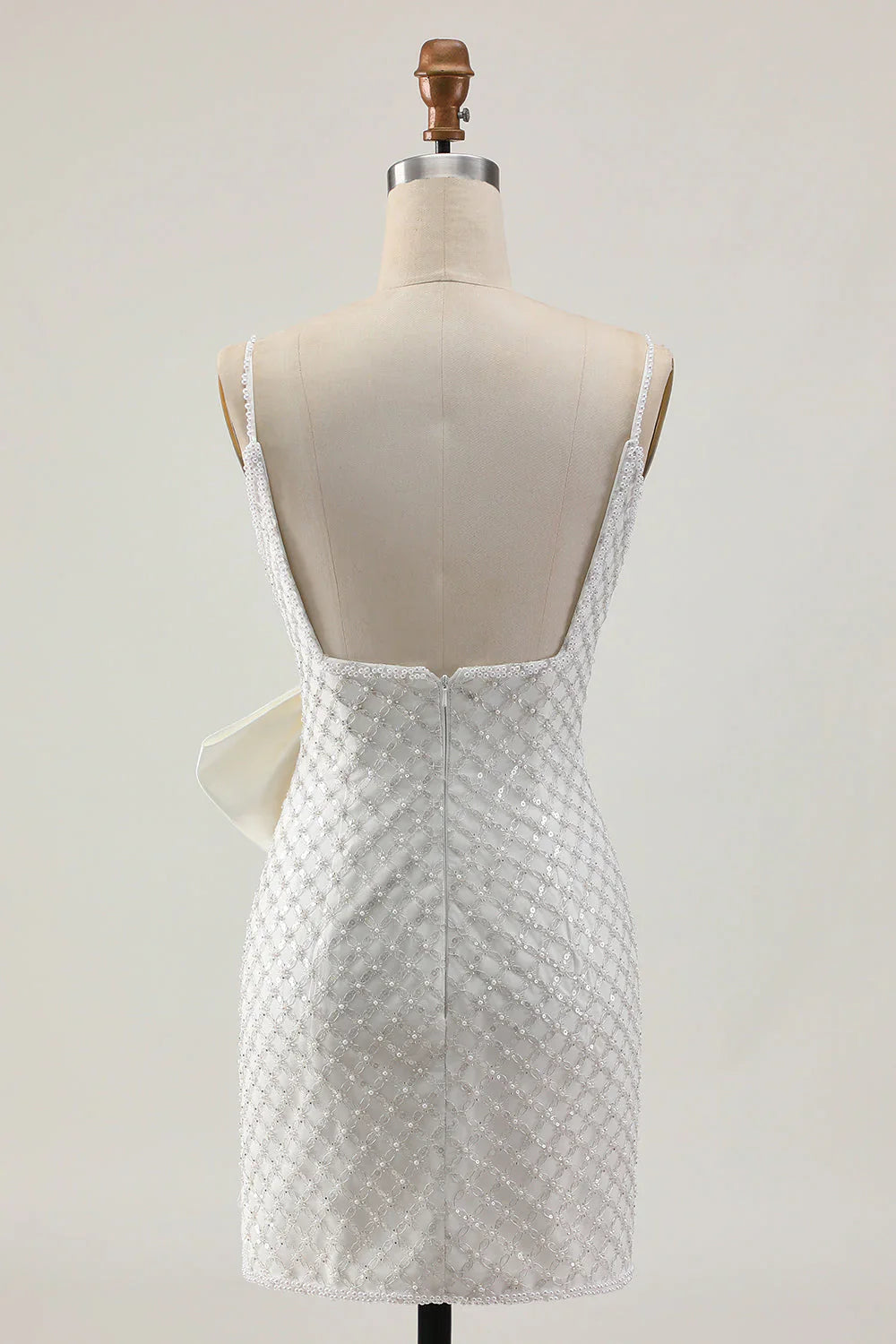 Vestido blanco ajustado de tirantes finos con perlas, lentejuelas, lazo y estilo de fiesta