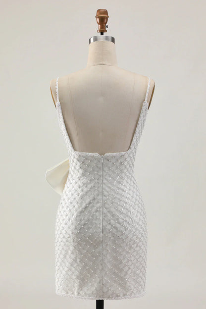 Vestido blanco ajustado de tirantes finos con perlas, lentejuelas, lazo y estilo de fiesta