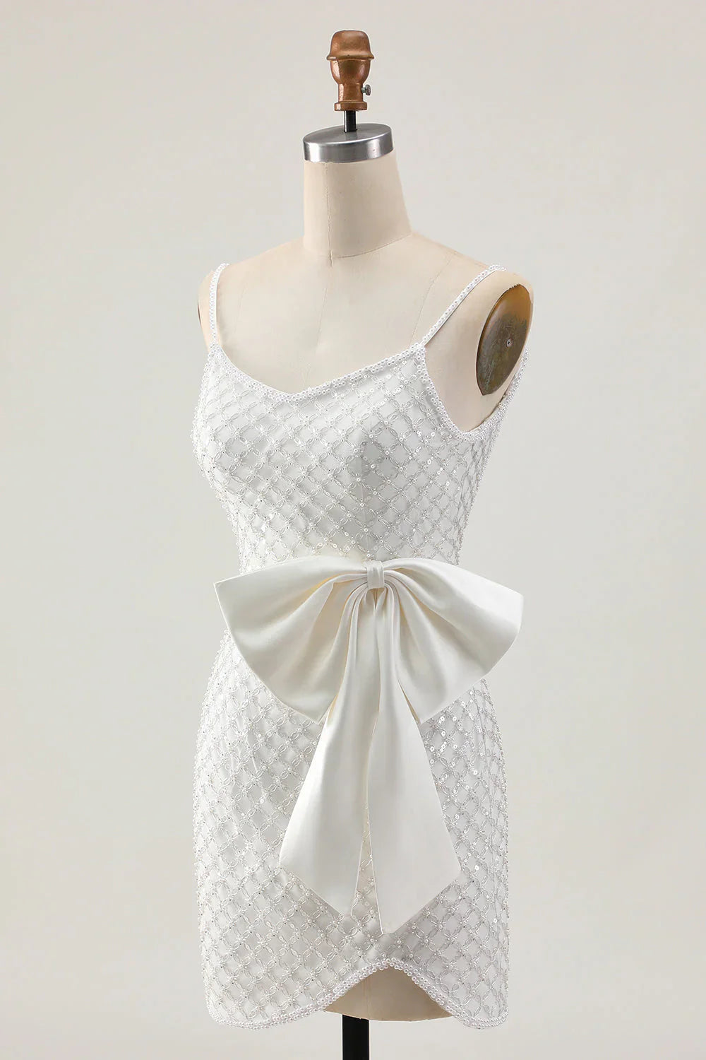 Vestido blanco ajustado de tirantes finos con perlas, lentejuelas, lazo y estilo de fiesta