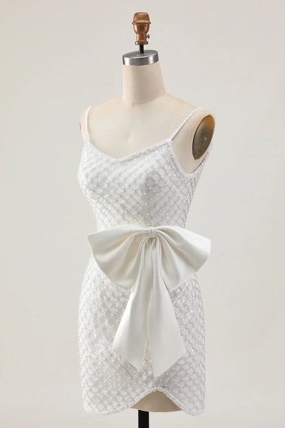 Vestido blanco ajustado de tirantes finos con perlas, lentejuelas, lazo y estilo de fiesta