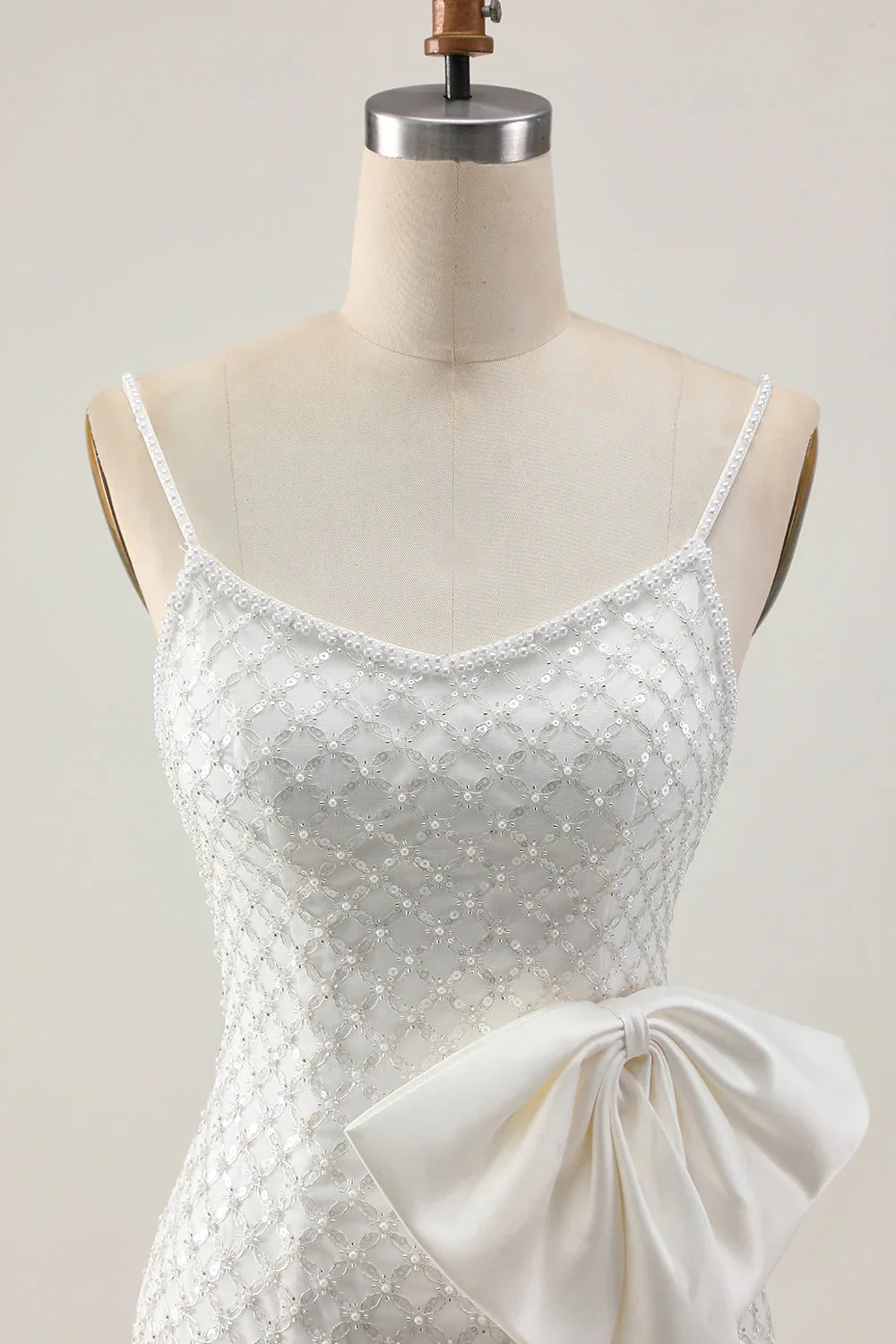 Vestido blanco ajustado de tirantes finos con perlas, lentejuelas, lazo y estilo de fiesta