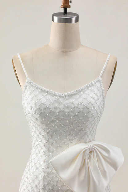 Vestido blanco ajustado de tirantes finos con perlas, lentejuelas, lazo y estilo de fiesta