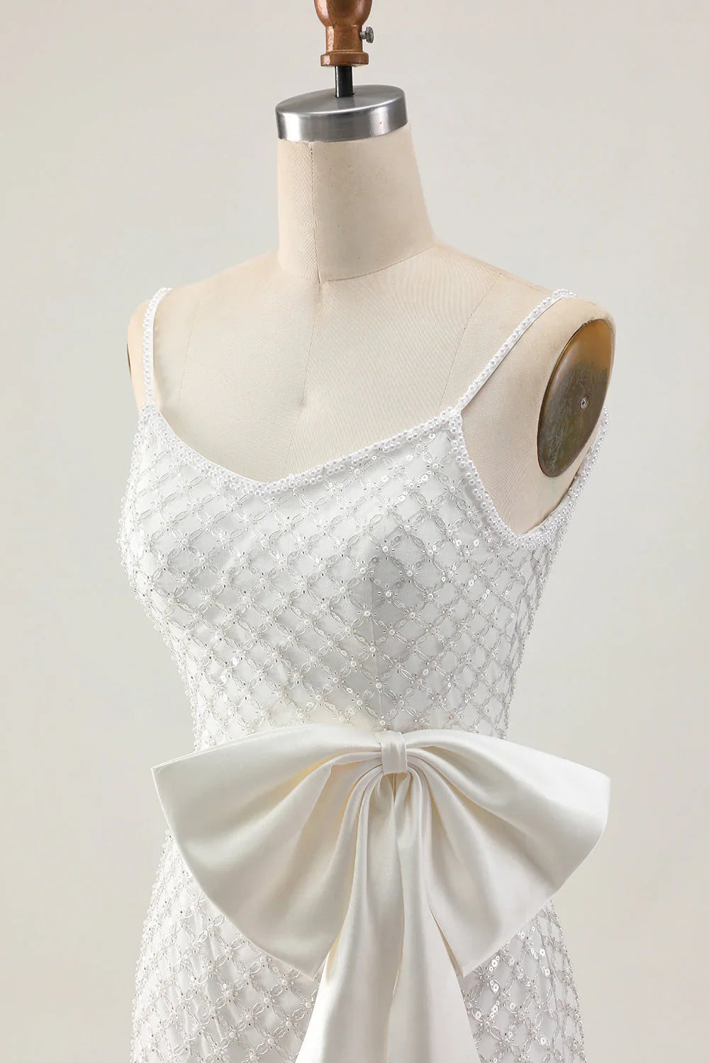 Vestido blanco ajustado de tirantes finos con perlas, lentejuelas, lazo y estilo de fiesta