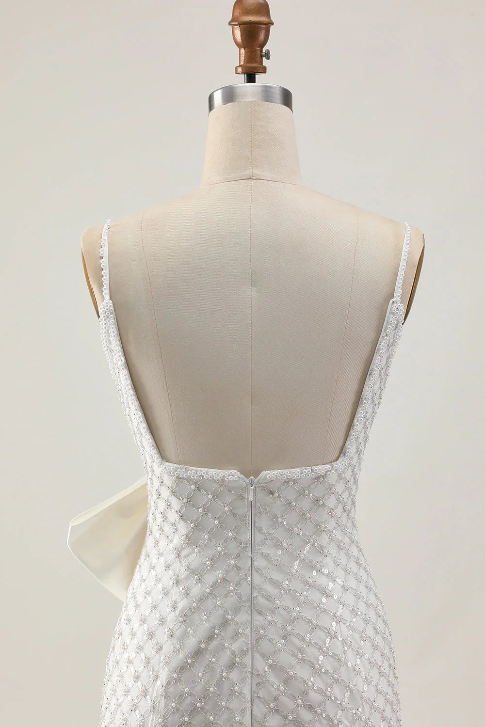 Vestido blanco ajustado de tirantes finos con perlas, lentejuelas, lazo y estilo de fiesta