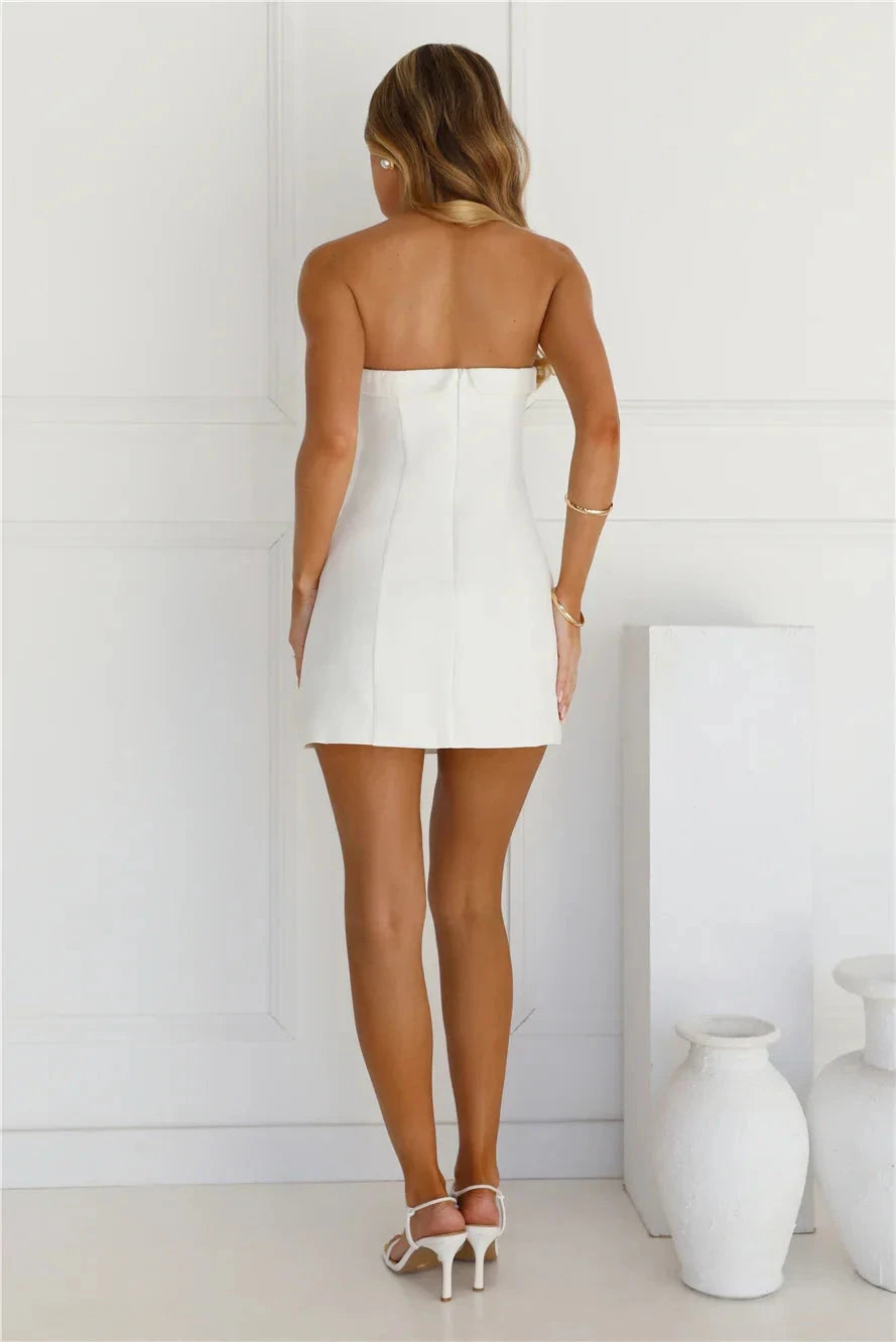 White strapless dress with slim fit suitable for parties, dates, and other occasions by YiHuiw