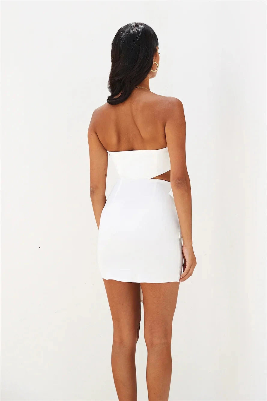 White strapless short skirt with strapless design, featuring a hollowed out waist and a tied bow, suitable for parties, dates, etc by YiHuiw