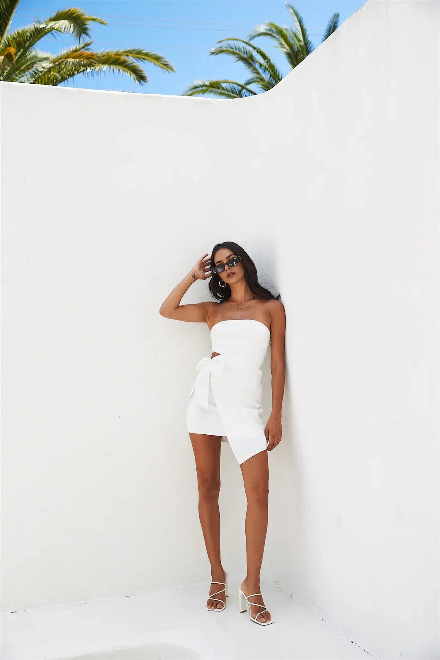 White strapless short skirt with strapless design, featuring a hollowed out waist and a tied bow, suitable for parties, dates, etc by YiHuiw