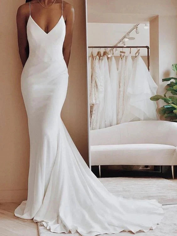 White wedding dress, suspender deep V-neck, slim fit fishtail skirt with trailing edge, by YiHuiw
