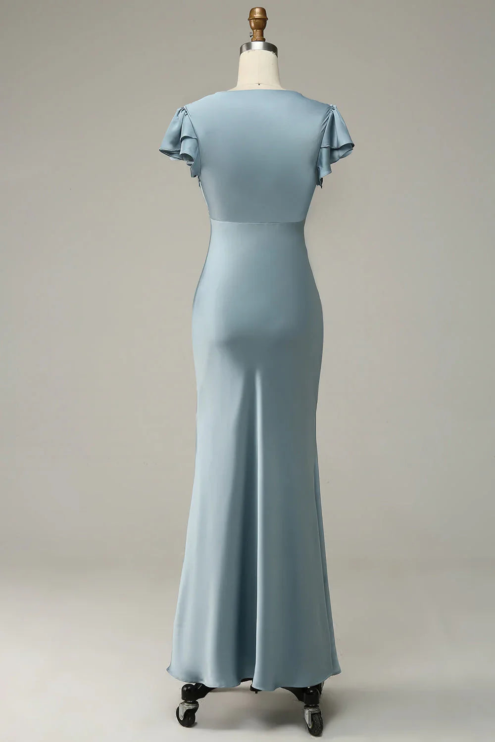 Vestido de noche de satén corte sirena con escote corazón y mangas cortas de volantes