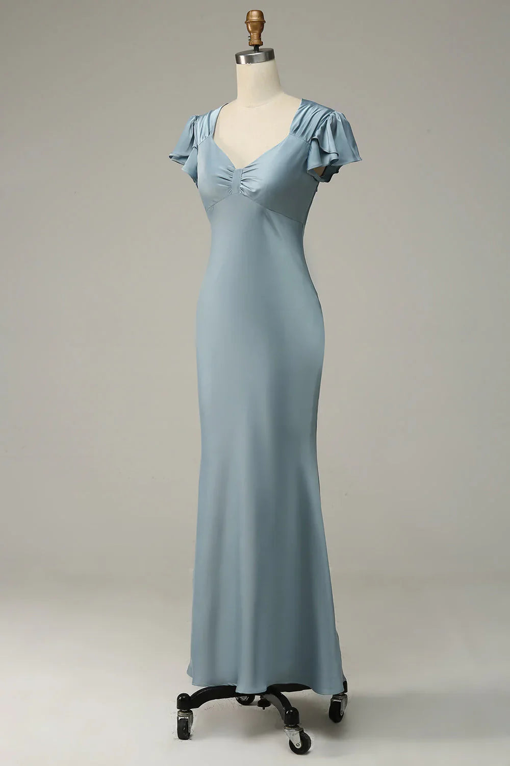 Vestido de noche de satén corte sirena con escote corazón y mangas cortas de volantes