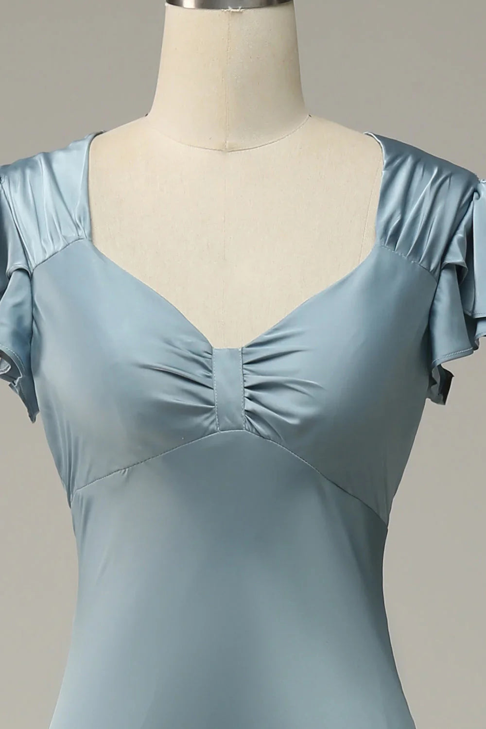 Vestido de noche de satén corte sirena con escote corazón y mangas cortas de volantes