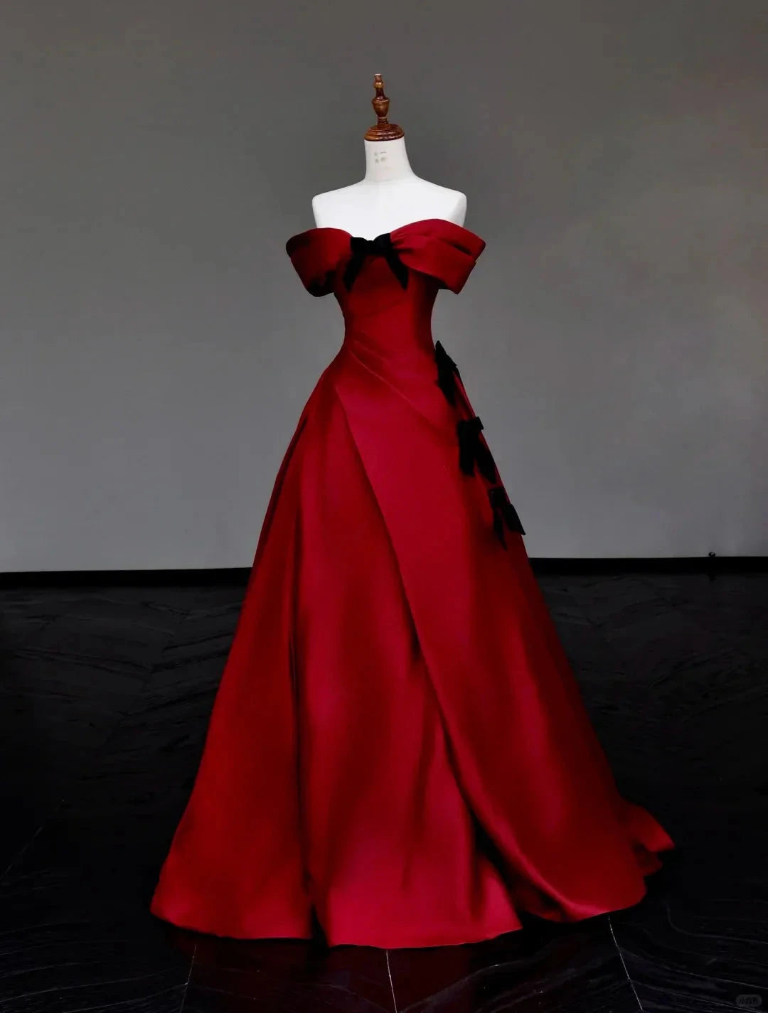 long satin prom dress evening dress party dress simple gentle atmospheric and unique desi Bring summer colors to enhance whiteness by YiHuiw