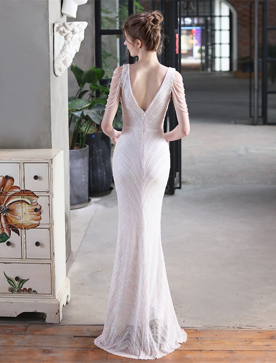 Mermaid / Trumpet Evening Gown Sparkle & Shine Dress Formal Wedding Guest Floor Length Sleeveless V Neck Sequined with Fringe Sequin Tassel by YiHuiw