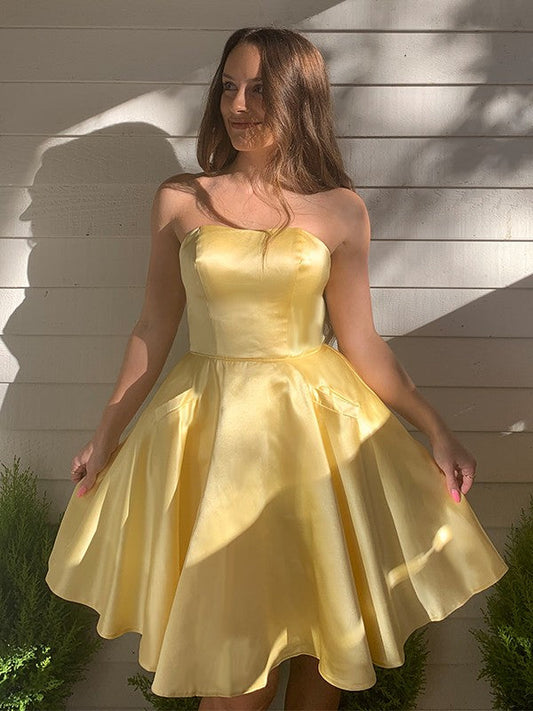 A-Line/Princess Strapless Satin Ruffles Sleeveless Short/Mini Homecoming DressesA-Line/Princess Strapless Satin Ruffles Sleeveless Short/Mini Homecoming Dresses by YiHuiw