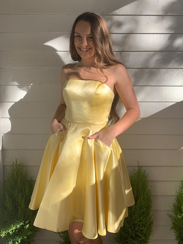 A-Line/Princess Strapless Satin Ruffles Sleeveless Short/Mini Homecoming DressesA-Line/Princess Strapless Satin Ruffles Sleeveless Short/Mini Homecoming Dresses by YiHuiw