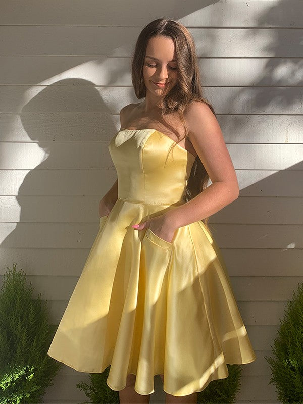 A-Line/Princess Strapless Satin Ruffles Sleeveless Short/Mini Homecoming DressesA-Line/Princess Strapless Satin Ruffles Sleeveless Short/Mini Homecoming Dresses by YiHuiw